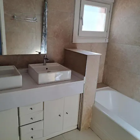 Guest house Private Rear With Bathroom In Large Penthouse Front Line Puerto Banus. Bar, Sporting Events Tv, Huge Terrace With Jacuzzis, Sauna On Premises.