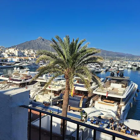 Guest house Private Rear With Bathroom In Large Penthouse Front Line Puerto Banus. Bar, Sporting Events Tv, Huge Terrace With Jacuzzis, Sauna On Premises. Marbella