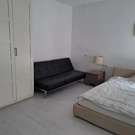 Guest house Private Rear With Bathroom In Large Penthouse Front Line Puerto Banus. Bar, Sporting Events Tv, Huge Terrace With Jacuzzis, Sauna On Premises.