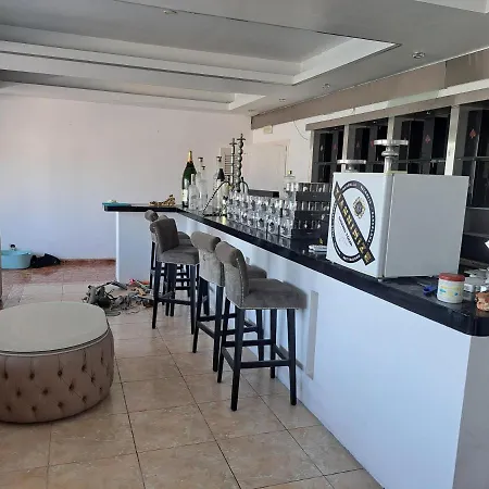 Guest house Private Rear With Bathroom In Large Penthouse Front Line Puerto Banus. Bar, Sporting Events Tv, Huge Terrace With Jacuzzis, Sauna On Premises. *