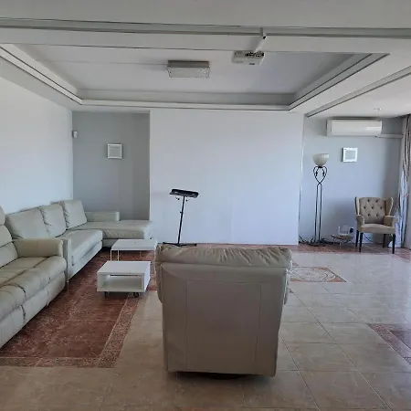 Private Rear With Bathroom In Large Penthouse Front Line Puerto Banus. Bar, Sporting Events Tv, Huge Terrace With Jacuzzis, Sauna On Premises. Guest house *