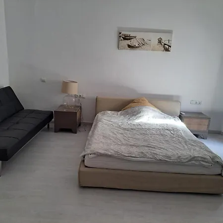 Private Rear With Bathroom In Large Penthouse Front Line Puerto Banus. Bar, Sporting Events Tv, Huge Terrace With Jacuzzis, Sauna On Premises. Guest house Marbella