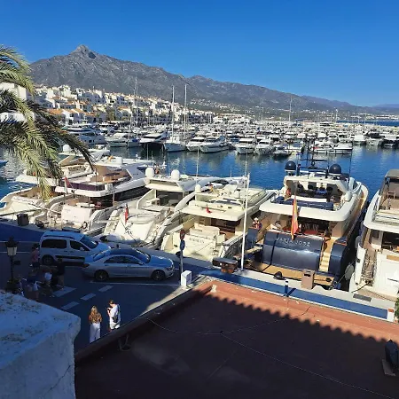 Guest house Private Rear With Bathroom In Large Penthouse Front Line Puerto Banus. Bar, Sporting Events Tv, Huge Terrace With Jacuzzis, Sauna On Premises. *